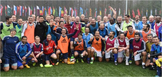 지안니인판티노신임국제축구연맹(FIFA)회장은자신의부임첫날공식행사로현역에서물러나전세계각지에서지도자와행정가등으로활약하는루이스피구,안드리셰브첸코등과7인제축구를즐겼다.(자료사진=FIFA공식트위터갈무리)