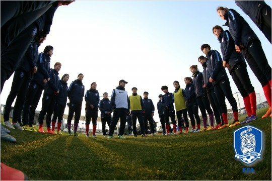 윤덕여감독이이끄는여자축구대표팀은사상첫올림픽본선진출을노린다.(자료사진=대한축구협회)