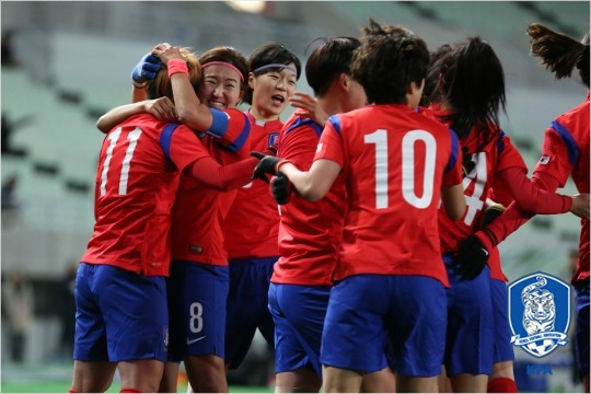 한국여자축구는최근9연패에그쳤던북한을상대로1-1무승부를거두며기분좋게리우올림픽여자축구아시아지역최종예선을시작했다.(자료사진=대한축구협회)