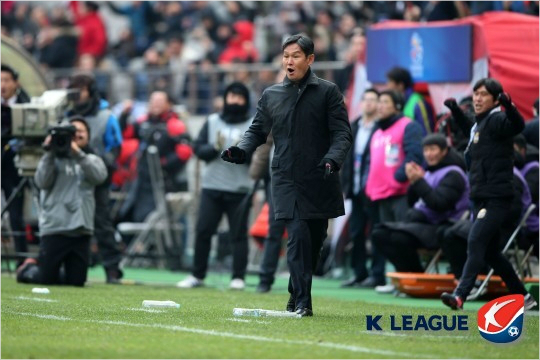 지난시즌태국과일본리그우승팀을연파하고2016아시아축구연맹챔피언스리그조별예선F조에서선두가된FC서울의최용수감독은막강한자금력을앞세워남미출신지도자와선수를영입한산둥루넝과대결도자신감을감추지않았다.(자료사진=한국프로축구연맹)