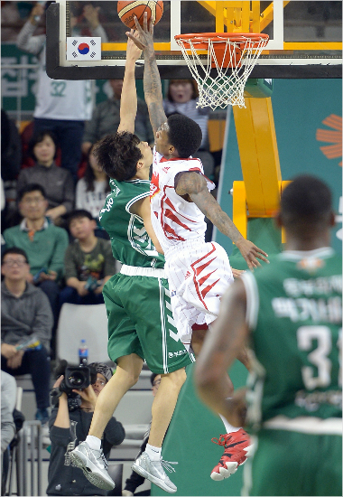 '어딜감히'오리온조잭슨(오른쪽)이1일동부와6강플레이오프3차전에서상대허웅의레이업슛을블록하고있다.(원주=KBL)