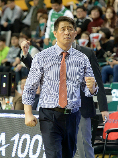 '이겼다!'추일승오리온감독이1일동부와6강플레이오프3차전에서승리를확신한듯주먹을불끈쥐고있다.(원주=KBL)