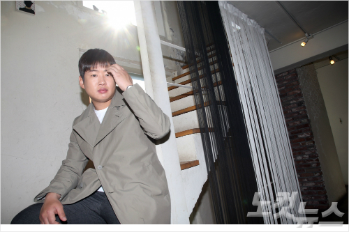 tvN드라마‘응답하라1988’에서정봉이역으로열연을펼친배우안재홍이서울팔판동한카페에서CBS노컷뉴스와인터뷰전포즈를취하고있다.황진환기자