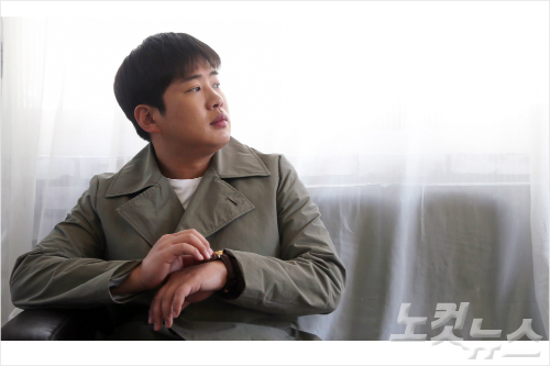 tvN드라마‘응답하라1988’에서정봉이역으로열연을펼친배우안재홍이서울팔판동한카페에서CBS노컷뉴스와인터뷰전포즈를취하고있다.황진환기자