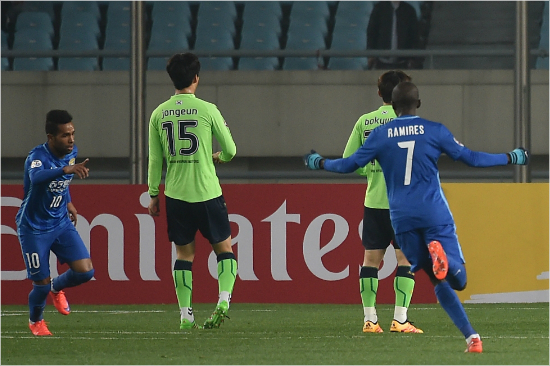 'K리그1강'전북은'1100억원트리오'알렉스테세이라(등번호10번)와하미레스(등번호7번),조까지브라질출신선수3인방에철저하게무너졌다.(자료사진=한국프로축구연맹공동취재단)