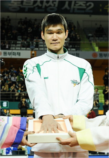 '1000번을찍은손'동부김주성이지난1월5일역대최초통산1000블록대기록달성을기념하는핸드프린팅행사에서손을찍는모습.(자료사진=KBL)