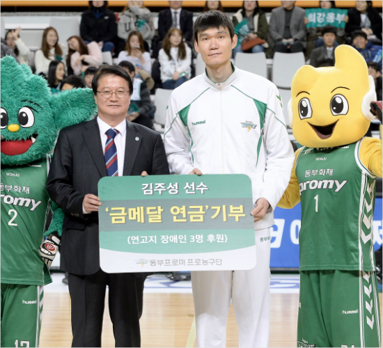 한국농구선수중유일하게아시안게임금메달2개를보유한김주성은올시즌연금을장애우들에게기부하기로결정했다.(자료사진=KBL)