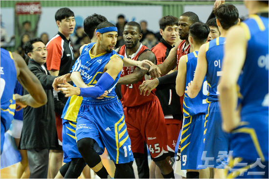 2일오후서울잠실실내체육관에서6강플레이오프4차전이끝난뒤양팀선수들이신경전을벌이고있다(사진/KBL제공)