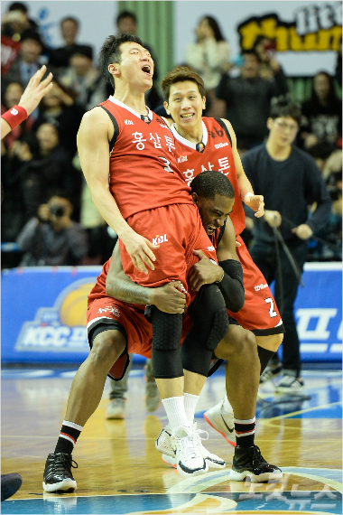 위닝샷의주인공이정현을업고있는찰스로드(사진/KBL)