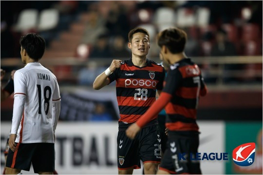 올시즌포항팬의큰기대를한몸에받는손준호는우라와레즈와아시아챔피언스리그조별예선2차전에서결승골을터뜨리며승리를이끌었지만후반연이은경고로퇴장당하는아쉬움을남겼다.(자료사진=한국프로축구연맹)