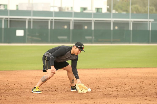 수비훈련중인강정호.(사진=피츠버그파이어리츠페이스북)