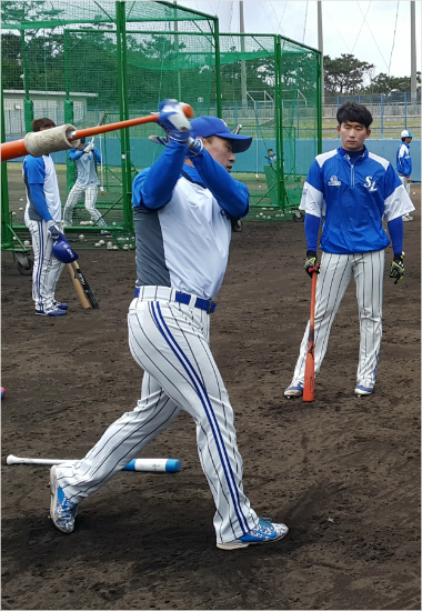 후배나성용앞에서타격훈련중인이승엽.(사진=삼성라이온즈제공)