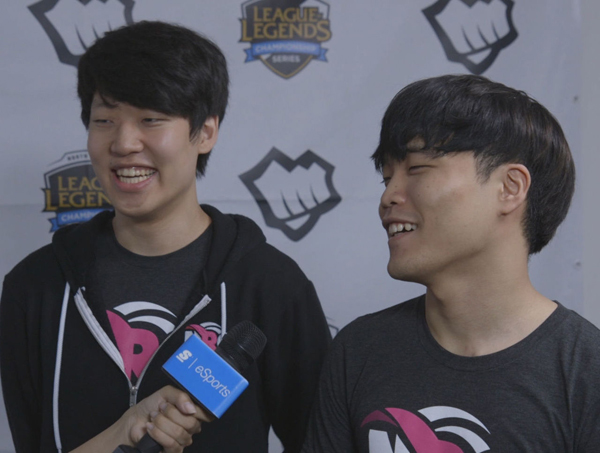 인터뷰에 응하는 이창석(좌)과 정언영(우). (사진 제공=더스코어)