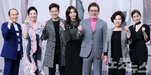 3일오후서울상암동MBC본사에서열린주말드라마'결혼계약'제작발표회에서배우들이파이팅을외치고있다.왼쪽부터배우김광규,이휘향,이서진,유이,김용건,박정수,김유리.(사진=박종민기자)
