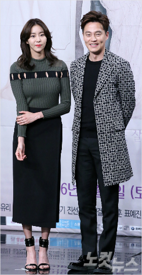 배우이서진(오른쪽)과유이가3일오후서울상암동MBC본사에서열린주말드라마'결혼계약'제작발표회에서포즈를취하고있다.(사진=박종민기자)