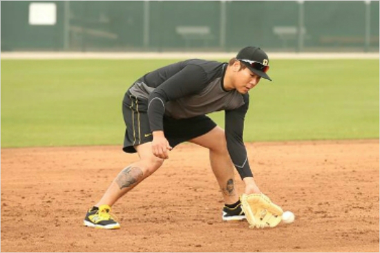 지난해골절상과인대파열등의부상을딛고올시즌복귀를위해구슬땀을흘리고있는강정호.(자료사진=피츠버그홈페이지)