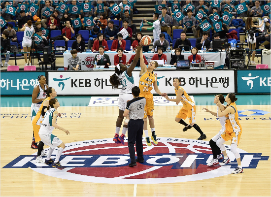 '원정이더좋다?'여자프로농구플레이오프에서맞붙을하나은행과국민은행은올시즌공교롭게도상대홈에서더강했다.사진은지난1월두팀이하나은행의홈인부천에서맞대결한모습.(자료사진=WKBL)