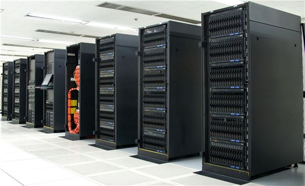 일반적인 슈퍼컴퓨터의 모습(출처: IBM)