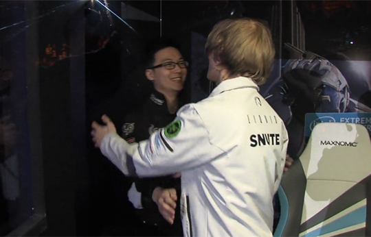 우승 직후 얀스 아스가르드를 찾아 위로하는 최성훈.(사진=트위치TV WCS 중계화면 캡처)