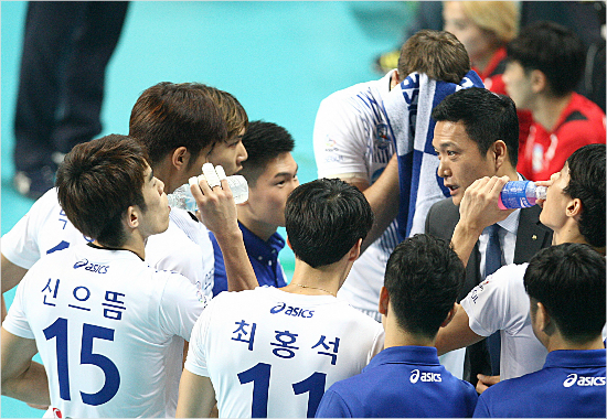 올시즌을최하위로마친우리카드의김상우감독은모든선수단의트레이드또는자유계약선수의영입을통해새시즌에는달라진선수구성으로경기하겠다는강력한의지를선보였다.(자료사진=KOVO)