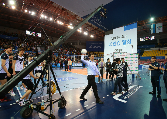 최태웅감독은V-리그최초로코치경력없이선수에서곧바로감독을맡은첫해현대캐피탈을7년만의정규리그우승과함께18경기무패신기록까지달성하며성공적인지도자경력을시작했다.(자료사진=현대캐피탈스카이워커스)