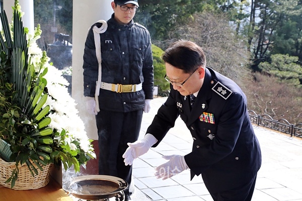 김명철부산구치소장이충렬사를찾아분향하고있다.