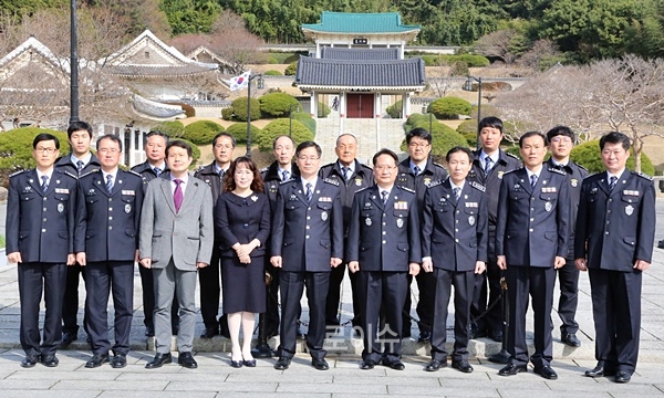 부산구치소직원들이충렬사참배를마치고기념촬영.(사진제공=부산구치소)