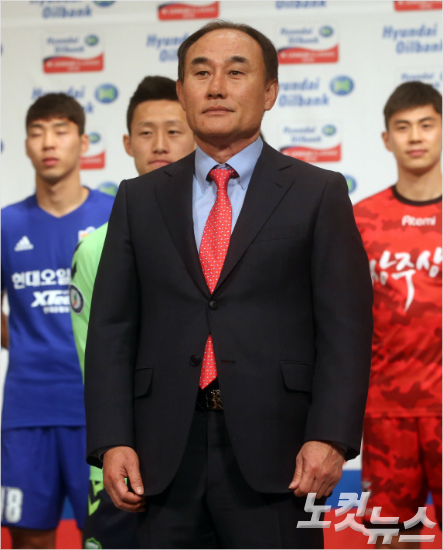 김학범감독은성남FC를우승후보로꼽는외부의평가에대해경계하면서도상위권진입의희망은감추지않았다.황진환기자