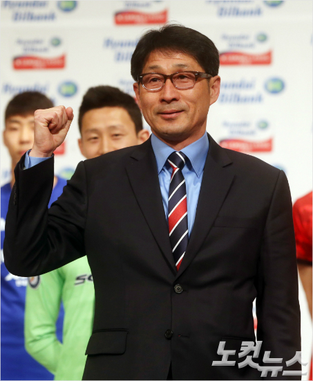 승격팀수원FC의조덕제감독은승격첫해K리그클래식에서11승과승점45점으로9위에올라강등을피하겠다는분명한의지를선보였다.황진환기자