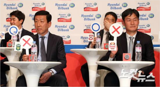 7일오후서울홍은동그랜드힐튼호텔에서열린‘현대오일뱅크K리그클래식’미디어데이에참석한전북최강희감독과FC서울최용수감독이1강이아니라는뜻의팻말을들고있다.(황진환기자)