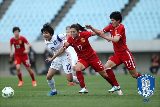 윤덕여감독이이끄는여자축구대표팀은중국과리우올림픽여자축구아시아지역최종예선4차전에서0-1로패하며사상첫올림픽본선진출이무산됐다.(자료사진=대한축구협회)