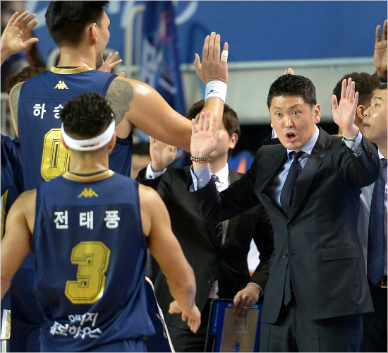 '내가괜한걱정했지?'추승균KCC감독이7일인삼공사와4강플레이오프1차전에서하승진과전태풍등선수들을격려하고있다.(전주=KBL)