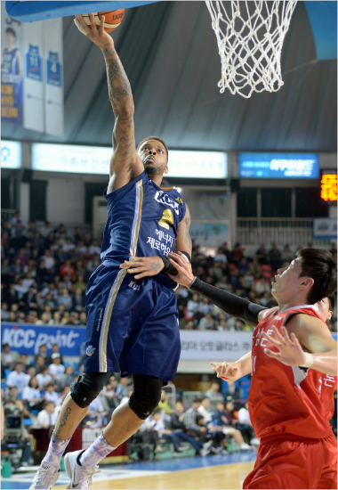 '누가날막아?'KCC안드레에밋(왼쪽)이7일인삼공사와4강플레이오프1차전에서레이업슛을넣고있다.(전주=KBL)