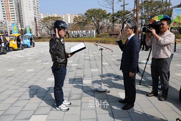 ‘클린e-바이크홍보단’을출범하고친환경전기차량으로퍼레이드를펼치고있다.(사진제공=부산선관위)