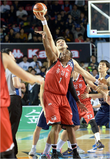 '로드도어린애네'KCC하승진이7일인삼공사와4강플레이오프1차전에서인삼공사찰스로드(1번)를상대로점프볼을따내고있는모습.(자료사진=KBL)