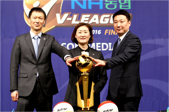 포스트시즌미디어데이에참석한기업은행이정철감독(왼쪽부터),흥국생명박미희감독,현대건설양철호감독.(사진=KOVO제공)