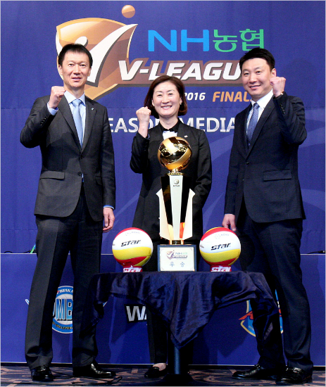 2015~2016시즌V-리그여자부'봄배구'에초대된3팀의감독은챔피언결정전우승이라는공통의목표를위해미친활약을해야하는선수로최은지(기업은행)와이한비(흥국생명),황연주(현대건설)을꼽았다.(자료사진=KOVO)