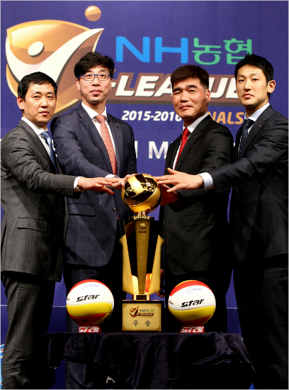 시즌개막전아무도예상하지못한현대캐피탈의정규리그우승에최태웅감독(왼쪽)은챔피언결정전까지우승하겠다는강한의지를선보였다.(자료사진=KOVO)