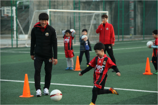 FC서울은새학기르맞아'FutureofFC서울'에새로가입하는회원에정강이보호대를선물한다.올시즌서울은소속선수의'FutureofFC서울'일일코치활동도강화할예정이다(자료사진=FC서울)