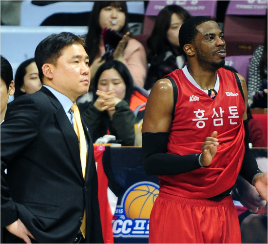 '너땜에미쳐'김승기인삼공사감독(왼쪽)과외국인센터찰스로드.(자료사진=KBL)