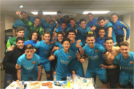 바르셀로나후베닐A의8강전승리후모습.(사진=이승우트위터)