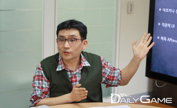 '창세기전4'의 시스템을 설명 중인 최연규 이사