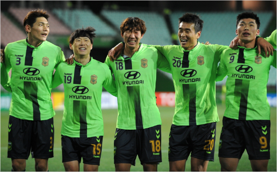 전북현대는12일FC서울과'현대오일뱅크K리그클래식2016'개막전을대비해연고지와치밀한협의를통해전주월드컵경기장에구름관중을불러모은다는계획이다.(자료사진=전북현대모터스)