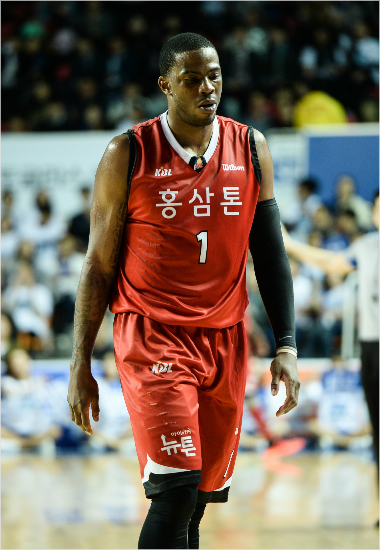 '내가왜이러는지몰라'인삼공사찰스로드가9일KCC와4강플레이오프2차전에서3쿼터5반칙퇴장을당한뒤벤치로들어가고있다.(전주=KBL)