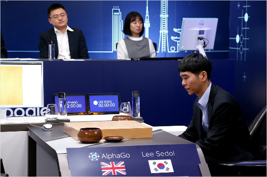 '과연잘둘수있을까'바둑기사이세돌9단이9일오후서울종로구포시즌스호텔에서열린구글인공지능(AI)알파고의첫번째대국에서첫수를준비하는모습.(자료사진=구글)