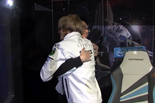 WCS 우승 직후 얀스 안스가르드와 포옹을 나눈 최성훈.(사진=WCS 중계화면 캡처)