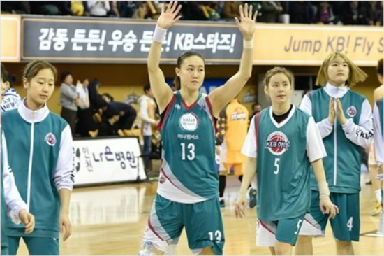 하나은행이올시즌국민은행과3라운드청주원정에서승리한뒤세리머니를펼치는모습.(자료사진=WKBL)