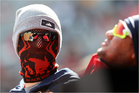 '한국춥네요'10일오후광주-기아챔피언스필드에서열린'2016타이어뱅크KBO리그'시범경기KIA-SK의경기에서KIA지크(왼쪽)가쌀쌀한날씨에바라클라바로얼굴을가린모습.오른쪽은헥터.(광주=KIA)