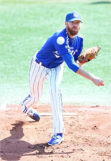 삼성벨레스터가11일롯데와시범경기에서힘차게공을뿌리고있다.(울산=삼성)