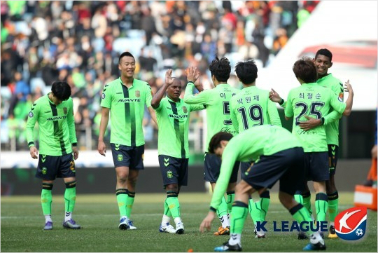 전북현대는기존의이동국에새로가세한김신욱의투톱출격을통해올시즌K리그클래식3연패도전의가장강력한경쟁상대인FC서울과개막전을승리로이끌었다.(자료사진=한국프로축구연맹)